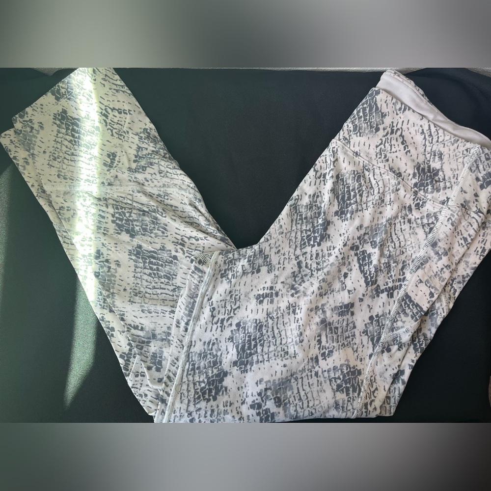 Victoria’s Secret PINK Sport Leggings XL Gray Snake Print